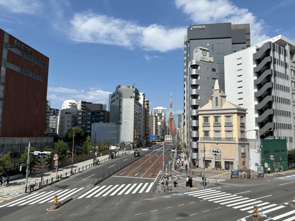 ビルの隙間から見える東京タワー