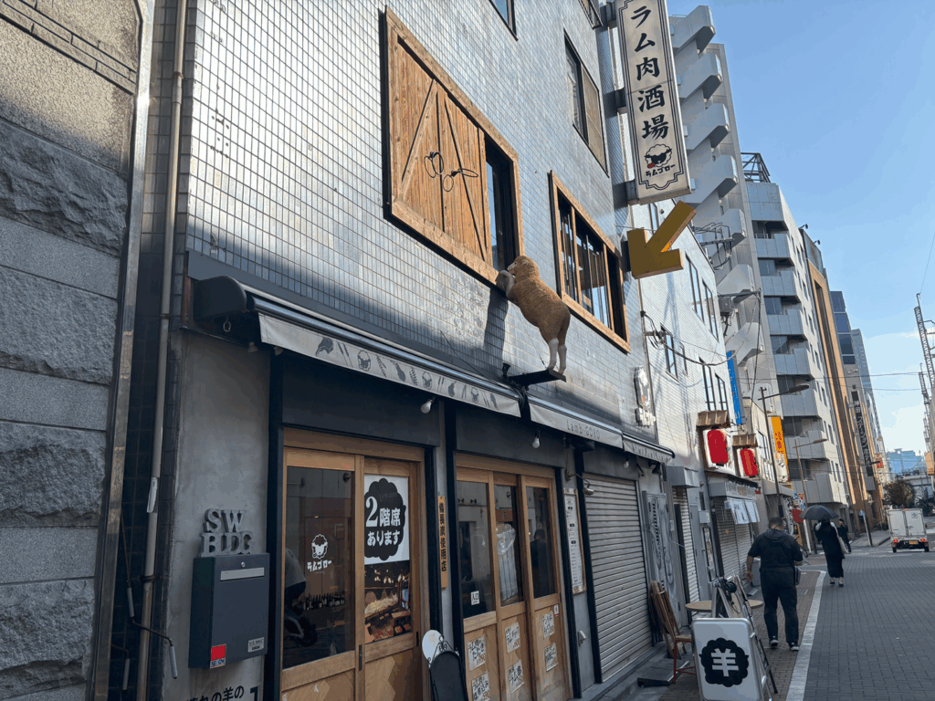 建物の中を覗き込む羊の写真