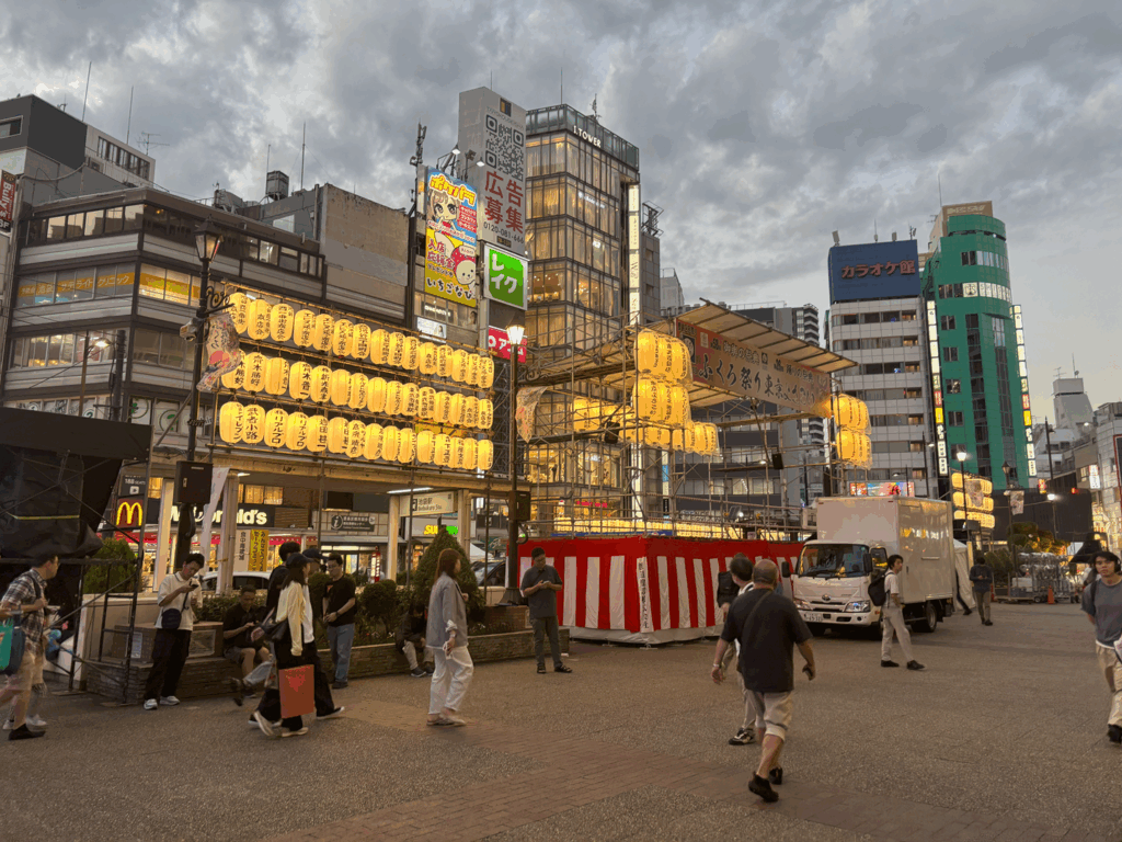 池袋駅前の写真（夕方）